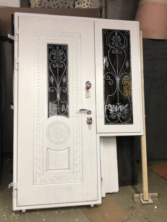 Наружная дверь с окном и ковкой - фото